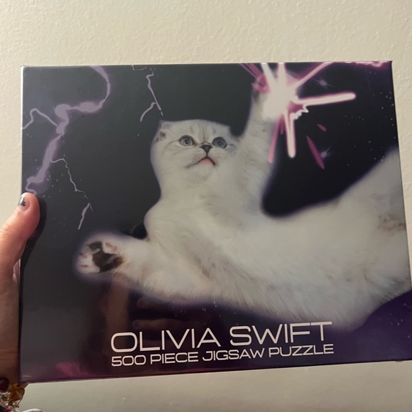 Taylor Swift Olivia puzzle new in box - Picture 2 of 3